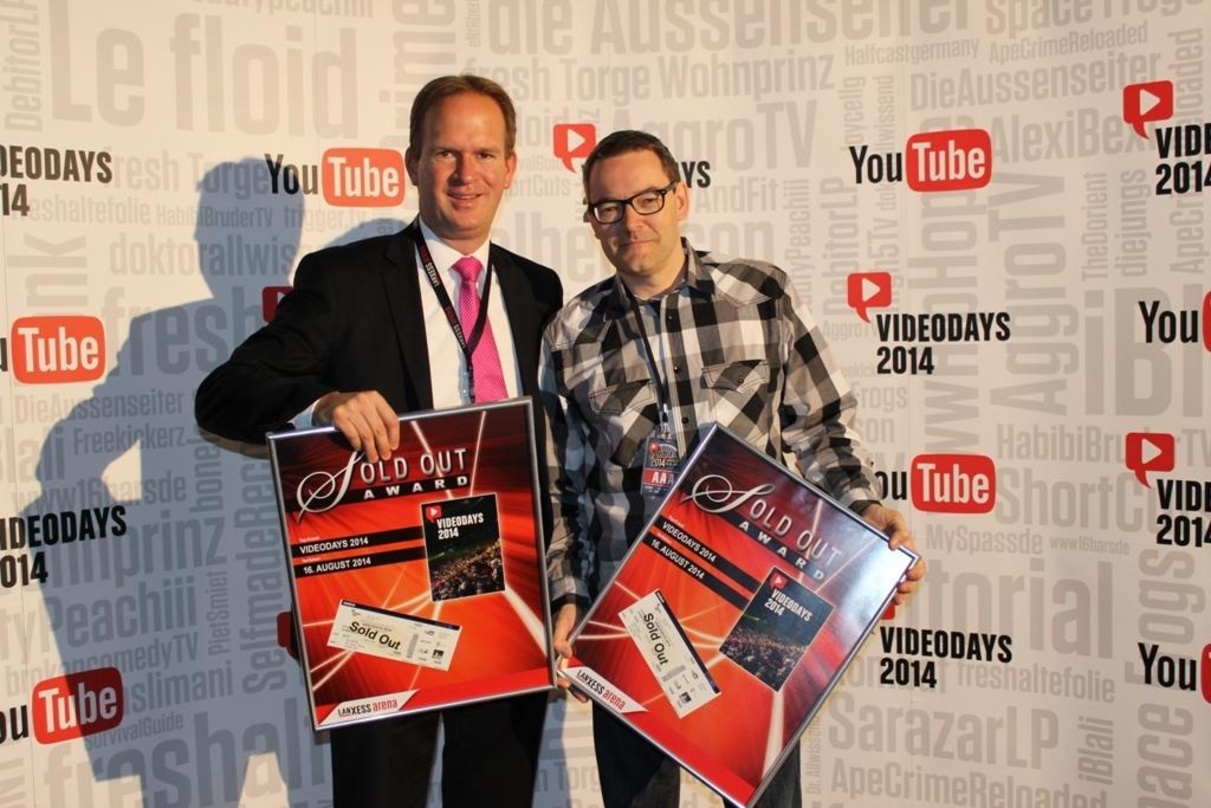 Stefan Löcher (links) übergab den Sold Out Award für die VideoDays an Christoph Krachten.