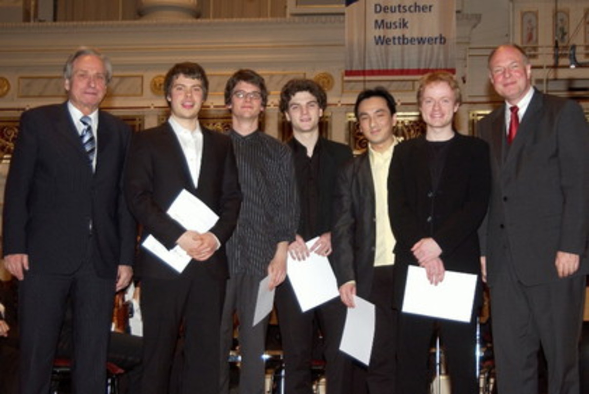Beim Abschlusskonzert vereint (v.l.n.r.): Juryvorsitzender Prof. Gönnenwein, die DMW-Preisträger 2007 - Belli, Fischer, Schwabe, Sam und Meyer - und Martin Maria Krüger, Präsident des Deut...