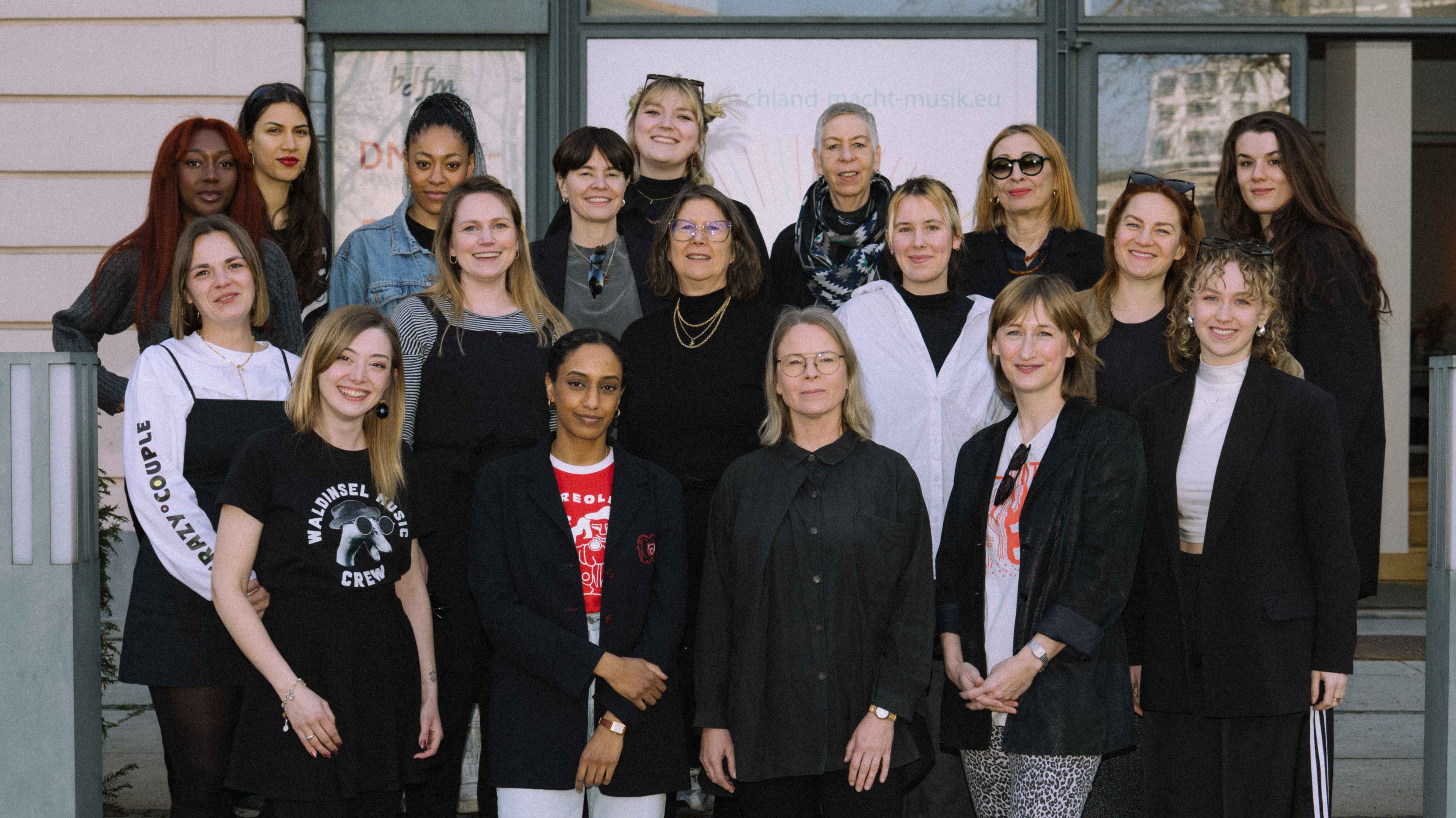 In der Hauptstadt (1. Reihe, von links): Liv Kristin Ovens, Misla Tesfamariam, Andrea Wünsche, Ina Schulz und Lea David sowie (2. Reihe) Sophie Rachow, Linn Meissner, Manuela Nikele, Charl...