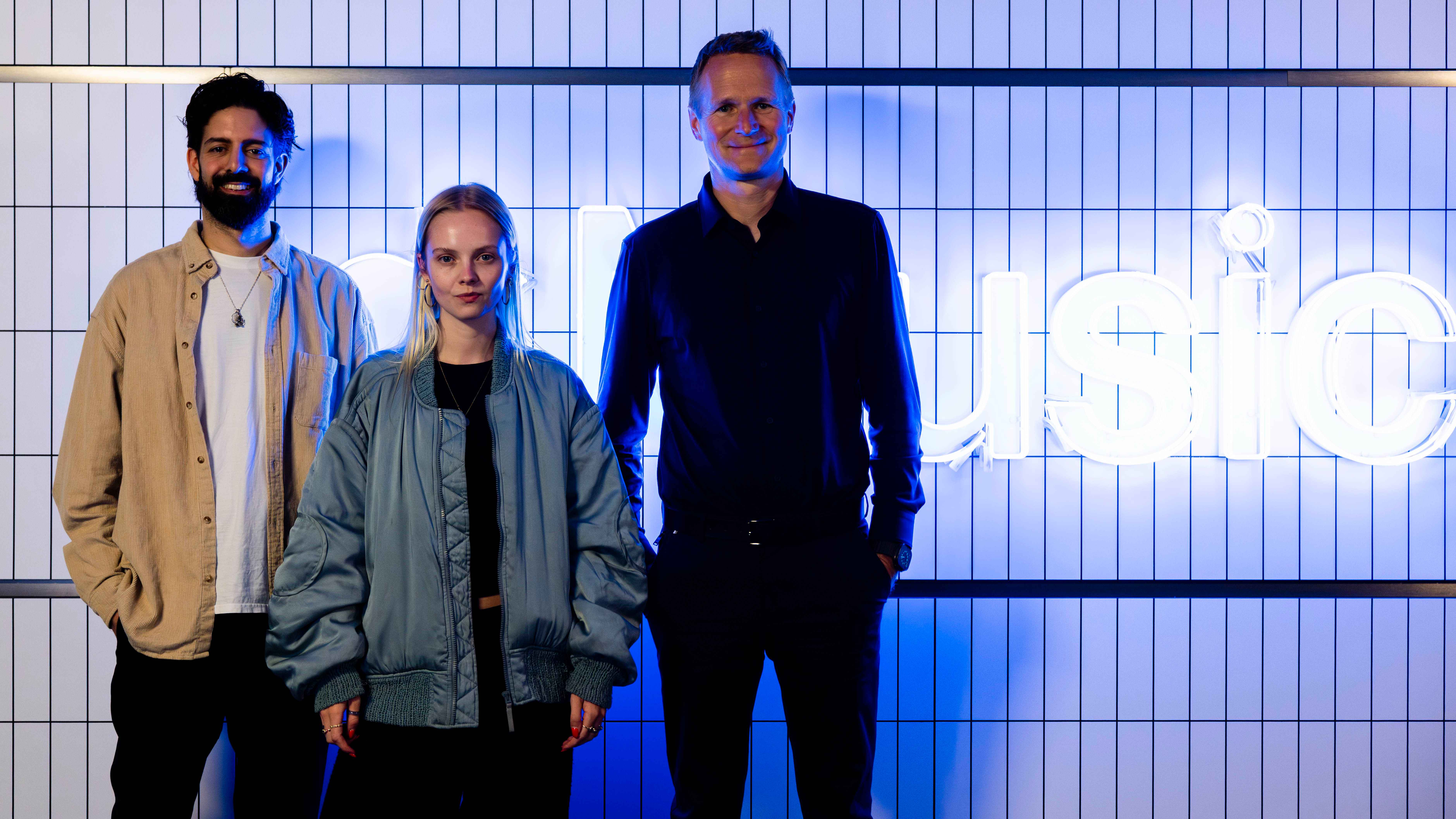Beim Event in Berlin (von links): Aria Nejati (Host Apple Music), Paula Hartmann und Oliver Schusser (Vice President Apple Music, Apple TV+, Sports & Beats).