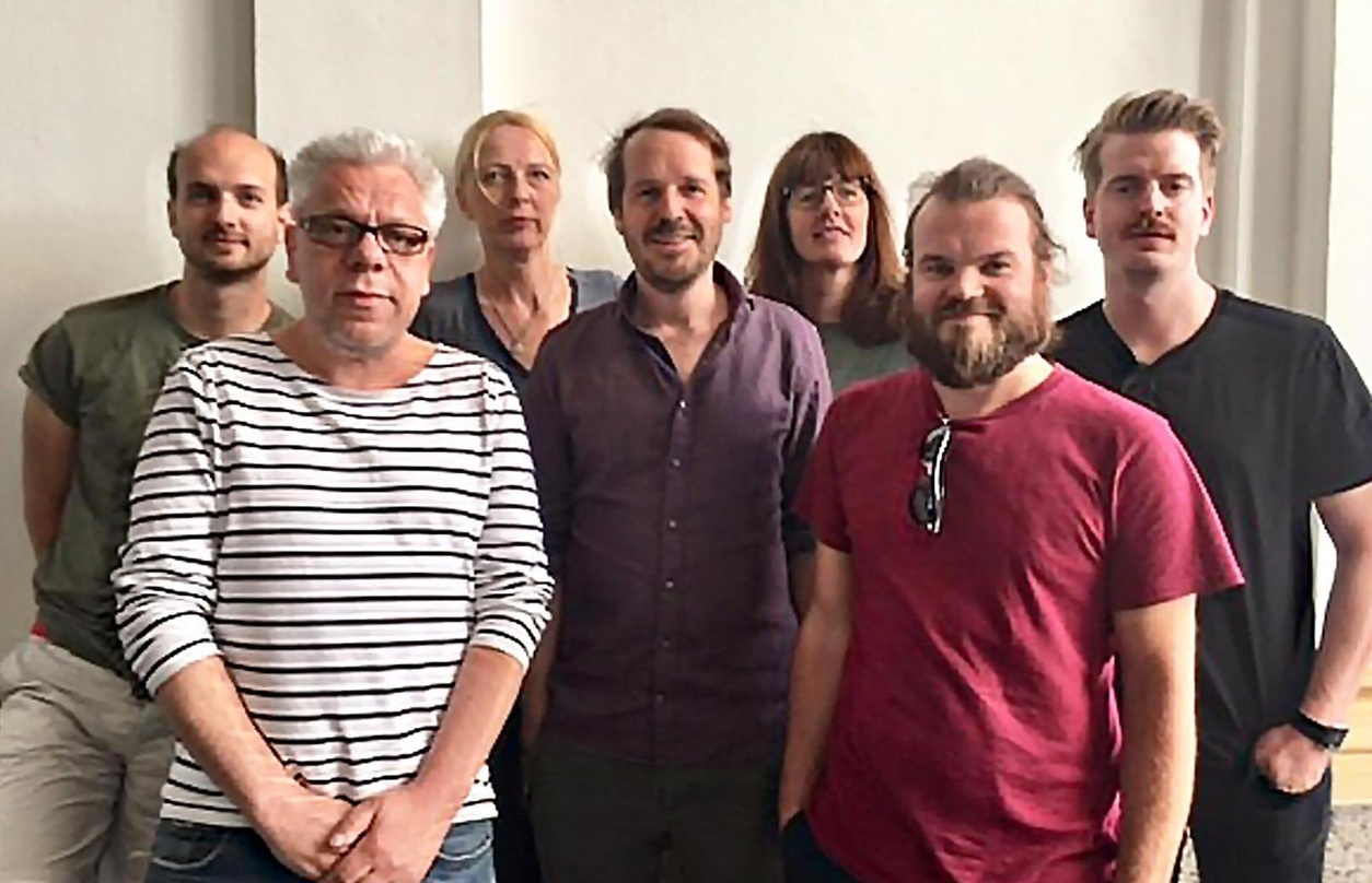 Besiegelten die weitere Zusammenarbeit (von links): Jens Koermer, Stefan Strüver, Meetz (alle PIAS), Gisbert zu Knyphausen, Ilona Kleen, Mitja Bruch und Janik Haverkamp (alle PIAS)
