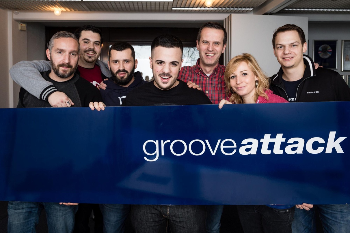 Neue Vertriebspartner (von links): Waldemar Kies, Mikis Fontagnier, Bujar Mahmuti, Credibil und Frank Stratmann sowie Ulrike Haussknecht und Kristof Jansen (beide Groove Attack)