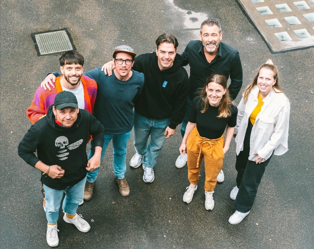 Besiegelten die Zusammenarbeit (von links): Mike Walker, Gian-Luca Camenisch, Adrian Erni, Andryy, Ivo Sacchi, Fabienne Bruttin und Alissa Raemy