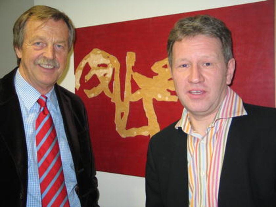 Vor dem Motiv zum Album "Walking On The Tiger's Tail" von Ngyuen Le: Siegfried Loch (l.) und Martin Noel