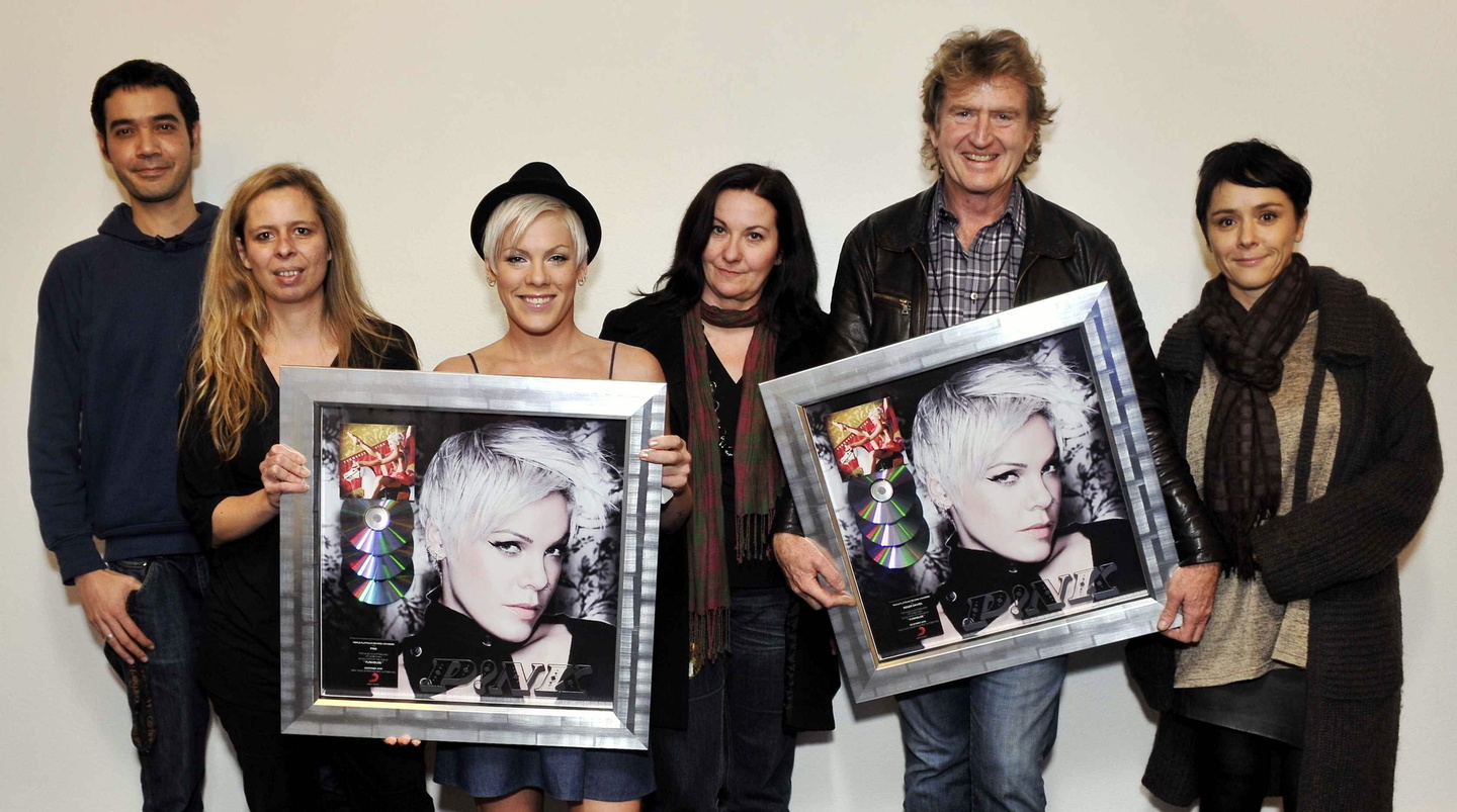Veredelten "Funhouse" mit Dreifach-Platin: Sony Music Switzerland und Pink||Zur Edelmetallverleihung trafen sich in Zürich (v.l.n.r.): Jeffrey Baumann (Promotion Manager), Julie Born (Gene...