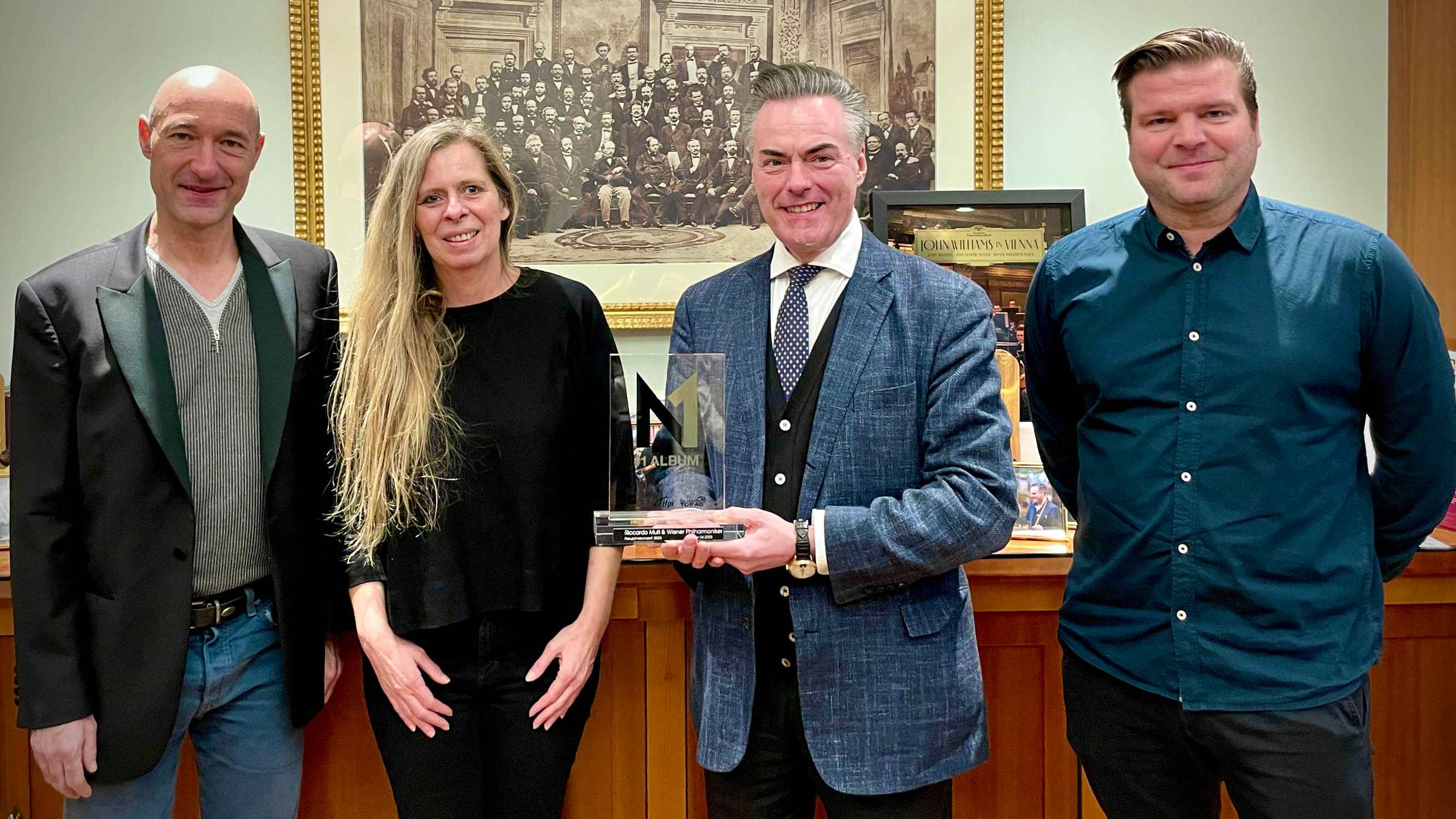 Präsentierten den noch jungen Award (von links): Michael Bladerer (Geschäftsführer Wiener Philharmoniker), Julie Born (Sony Music), Daniel Froschauer (Vorstand Wiener Philharmoniker) und S...