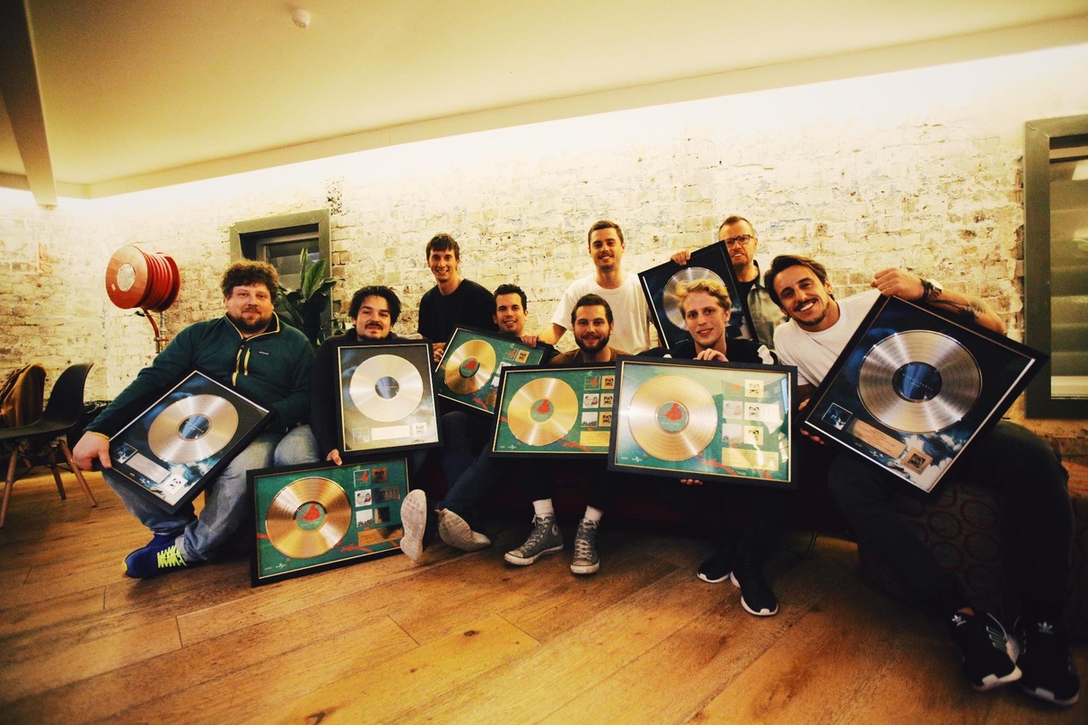 Zelebrierten die Erfogle von Milky Cance in Australien (von links): Rob Steiger (Tourmanagement), Clemens Rehbein (Milky Chance), Angus Russel (Neon Records), Chris King (Neon Records), Ja...