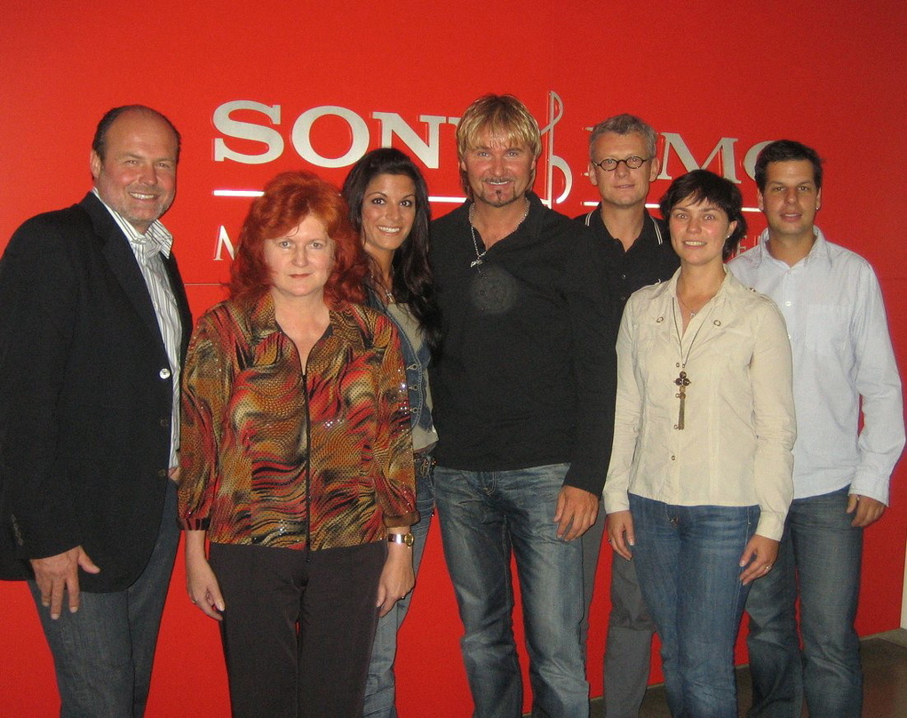 Arbeiten zusammen (v.l.n.r.): Nik P. (M.) und das Team von Sony BMG Ariola||Arbeiten künftig zusammen (v.l.n.r.): Klaus Bartelmuss (Management/Produzent), Elisabeth Angerer (Senior Directo...