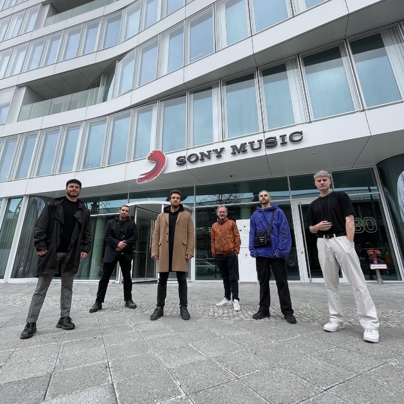 Besiegelten die Zusammenarbeit in Berlin (von links): David Turco (Mgmt Yakama und Mic Raw Wavy), Leandros Nassioudis (Mgmt Yakama und Mic Raw Wavy), Lukas Adamidis (Geschäftsführer Modern...