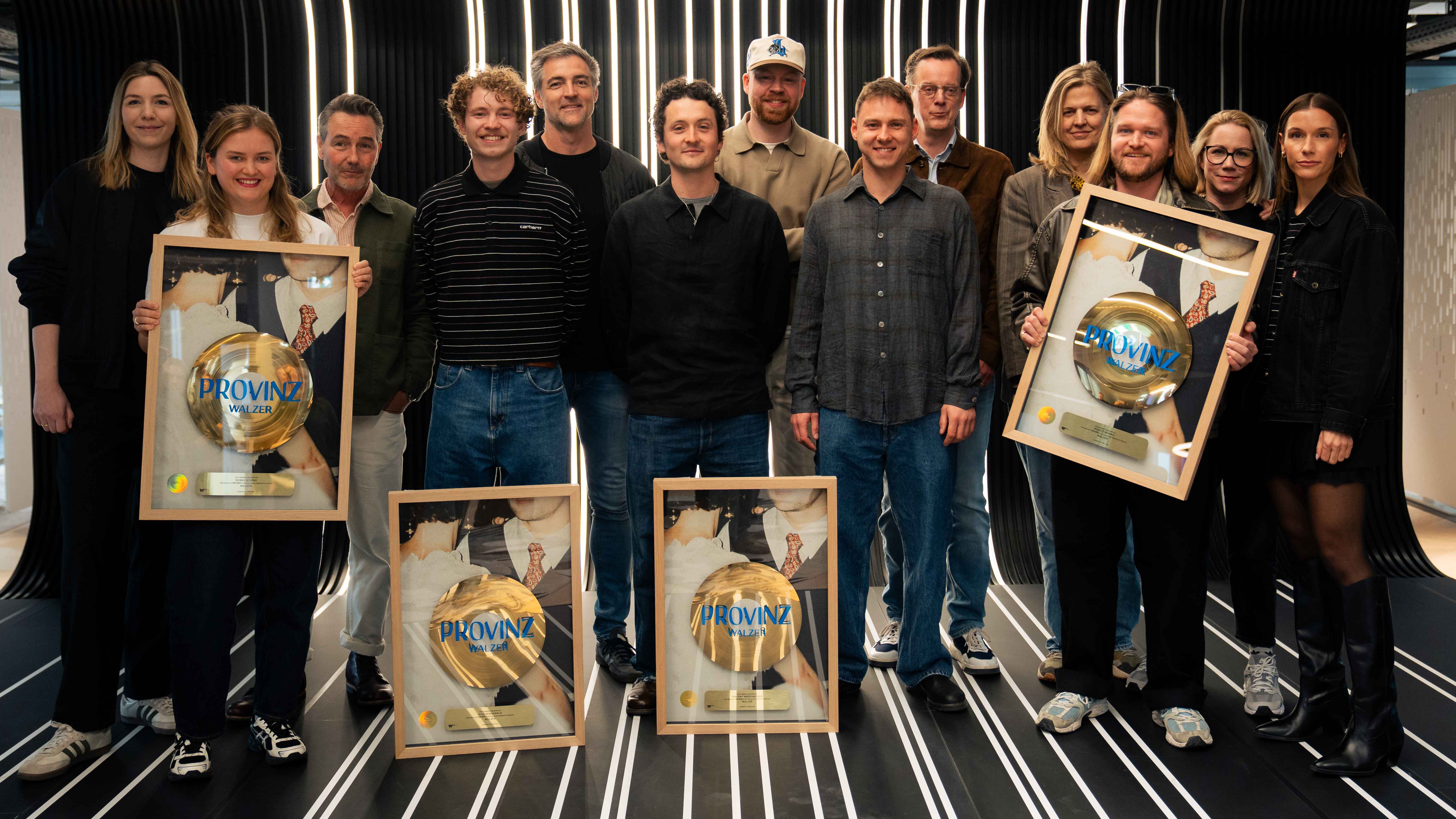 08bd06d5 0788 44a3 a93f 28f6956524d7 Bei der Gold-Verleihung (von links): Caroline Steinigk (Vice President Marketing Warner Music Central Europe - WMCE), Lisa Heins (Senior Marketing Manager Pop/Alternative WMCE), Stephan Ma...
