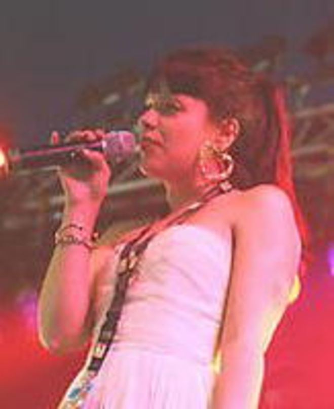 Sang ihren aktuellen Nummer-eins-Hit, "Smile": Lily Allen