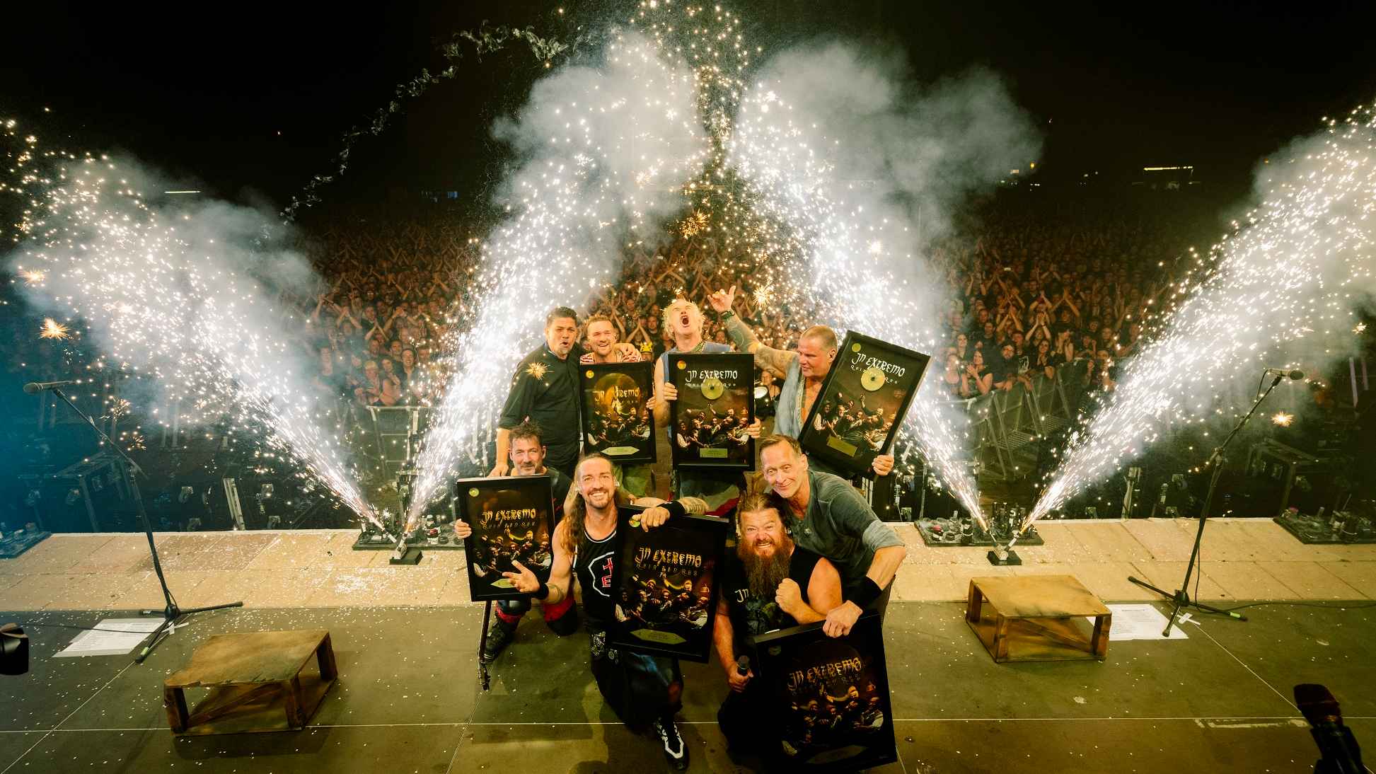 Bei derGold-Verleihung für das Album "Quid Pro Quo": hinten von links): Koch Tim Mälzer, Michael Robert Rhein, Marco Zorzytzky und André Strugala (alle In Extremo) sowie (vorn) Kay Lutter,...