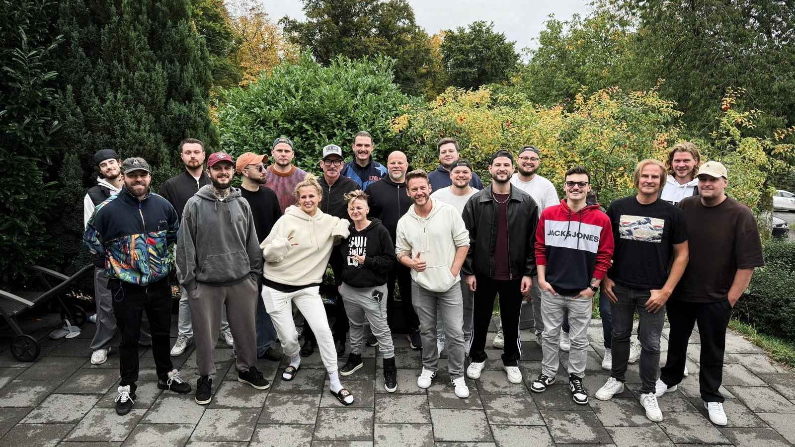 Kamen in der Eifel zusammen (von links): Steven Kracheel, Marc Engels, Felix Steinmann, Filies, Filippo Grasso, Avo, Carolina Peukmann, Tom Marquardt, Franka Morgano, Björn Bergener, Sandr...