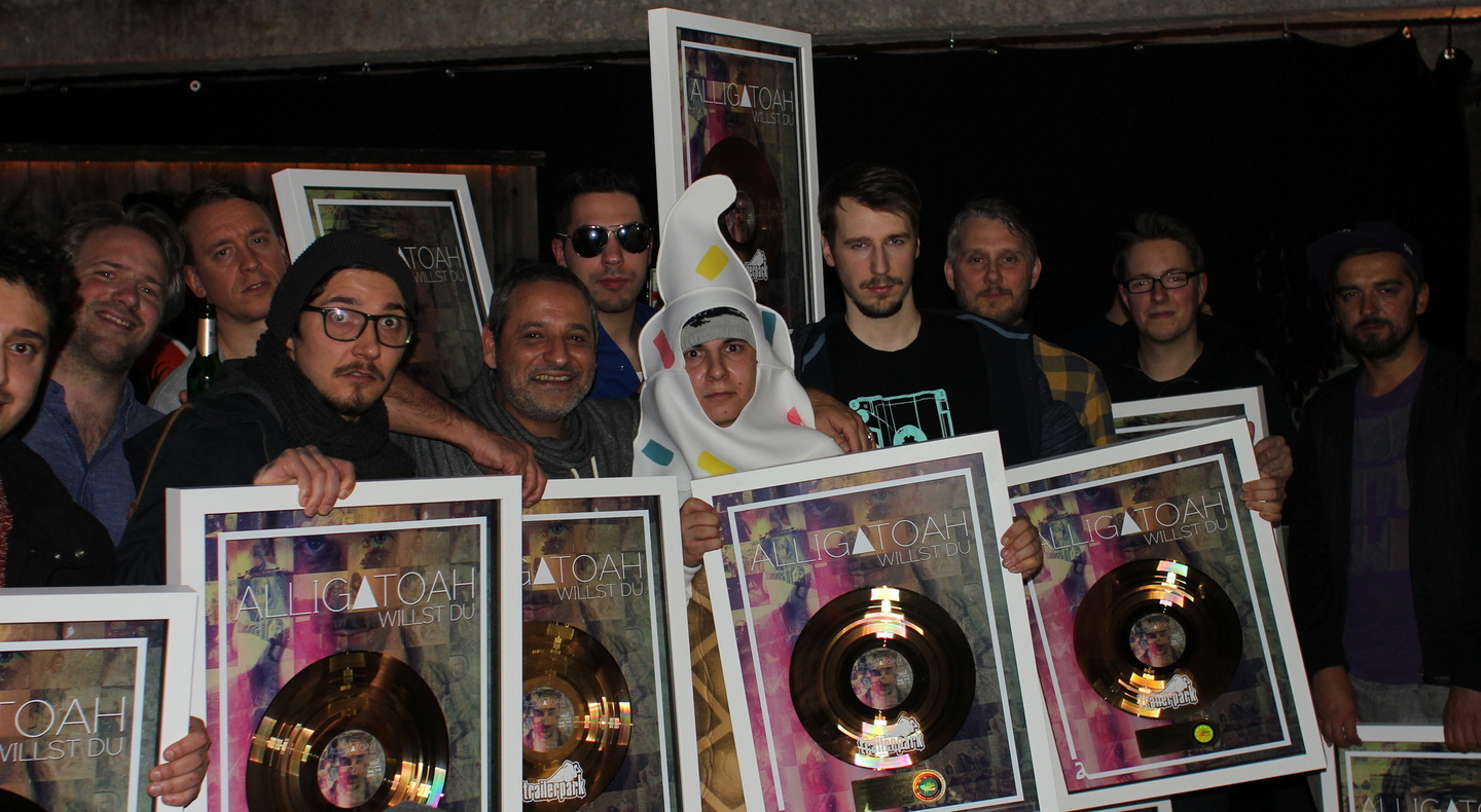 Bei der Verleihung in Berlin: Alligatoah und sein Team||Bei der Verleihung in Berlin (von links): Verleger Wassif, TV- und Radiopromoter Marc Feldmann (Marcsfirma), Spaiche (Aggro TV), Tim...