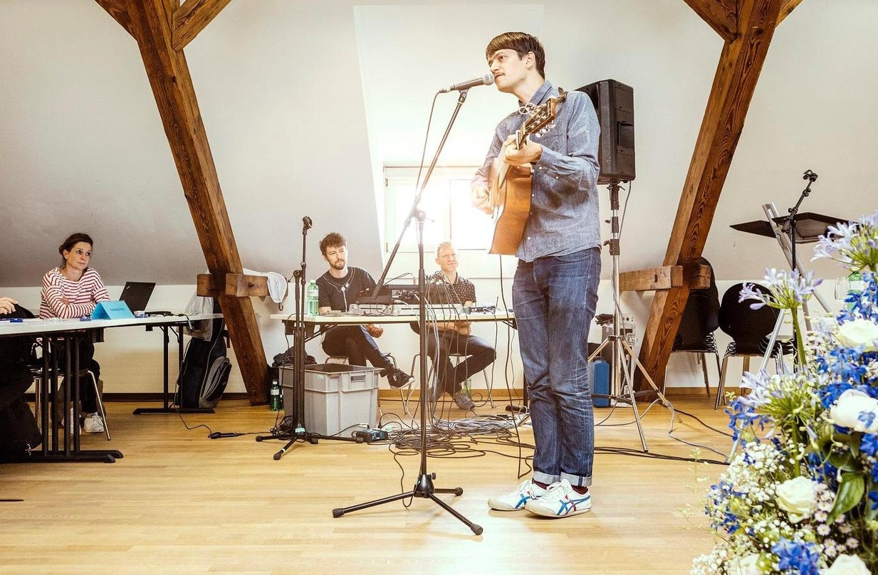 Sorgte für die musikalische Eröffnung der Versammlung: der Singer-Songwriter Long Tall Jefferson
