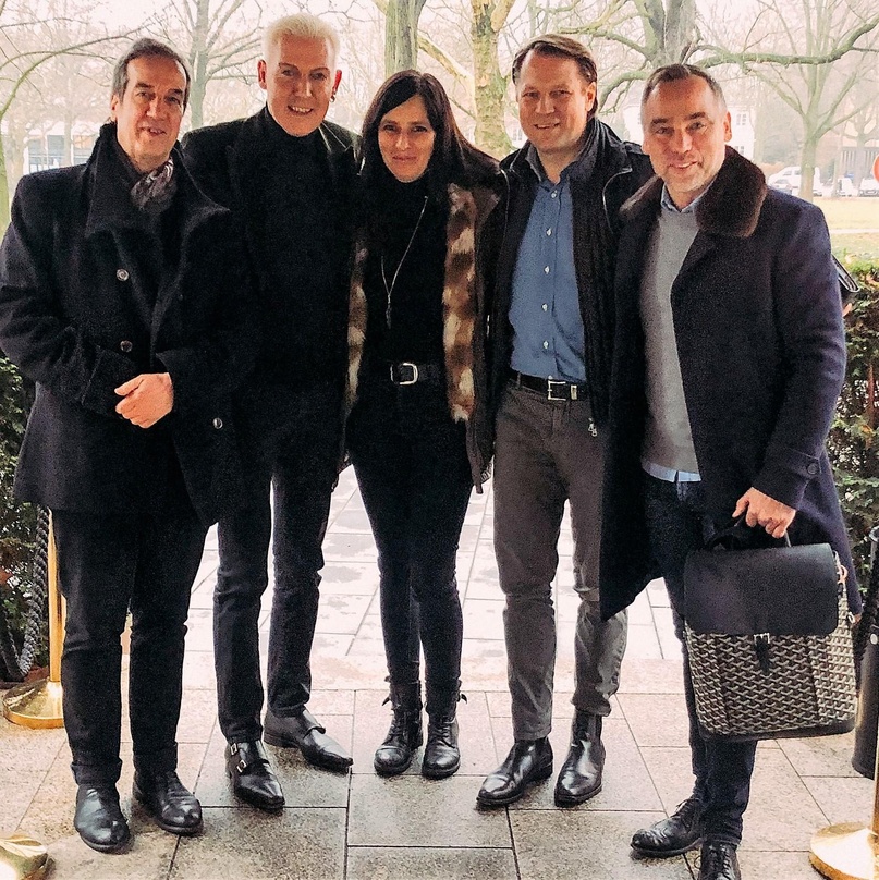 Zum Vertragsabschluss trafen sich (von links): Stefan Beutler, H.P. Baxxter, Stephanie Heinemann, Christian Baierle und Jens Thele