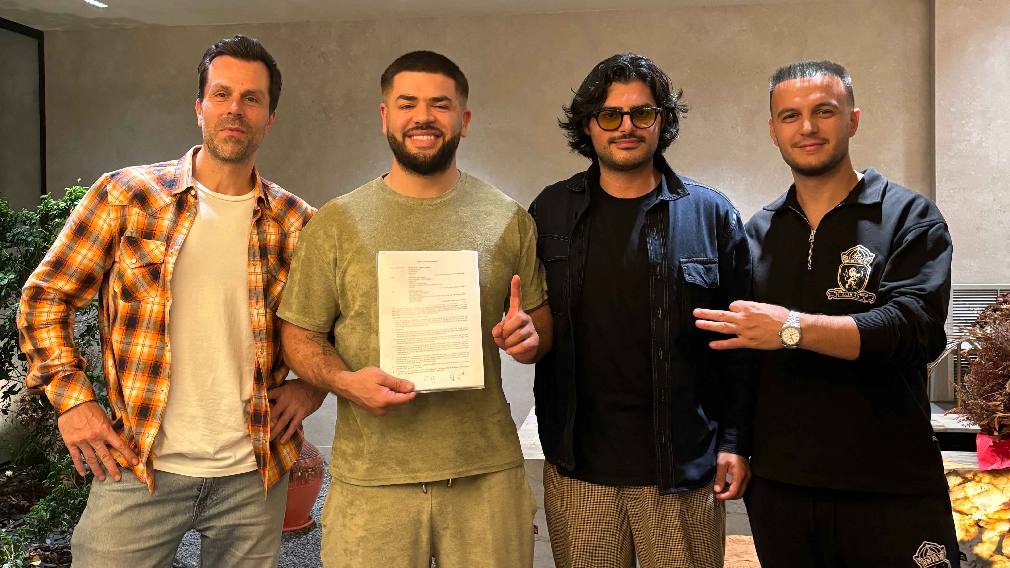 0936879f 202f 4963 98d8 e67cc3284e42 Präsentieren stolz den ersten Vertrag (von links): Daniel Schmidt (Senior Vice President Polydor x Island x Ventura Records), Noizy, Okan Aydogdu (Founder & CEO Southeast Records/Third G) ...