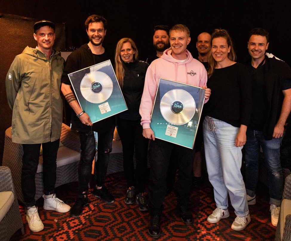 Bei der Verleihung (von links): Christoph Kammermann (Head of A&R Sony Music Switzerland), Zian, Julie Born (Managing Director Sony Music Switzerland), Michael Frey (Ton), Raphael Haldeman...