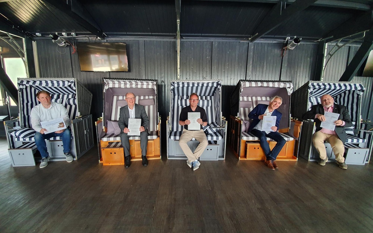 Geben grünes Licht für das Strandkorb Open Air (von links): Jochen Klenner (MdL NRW), Hans Wilhelm Reiners (Oberbürgermeister der Stadt Mönchengladbach), Michael Hilgers (Geschäftsführer H...