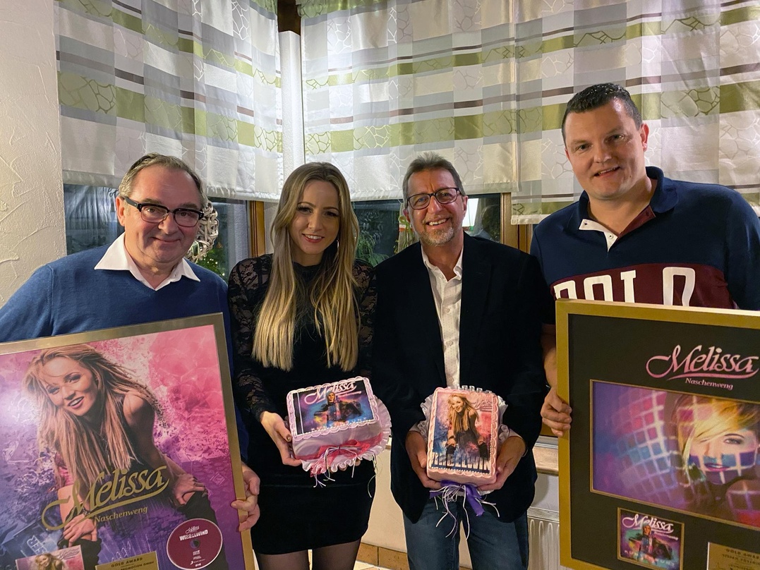 In Feierlaune (von links): Sepp Adlmann (Geschäftsführer adlmann promotion), Melissa Naschenweng, Peter Schilling (Director AOR Labelgroup Sony Music Austria) und Norbert Lambauer (Booking...