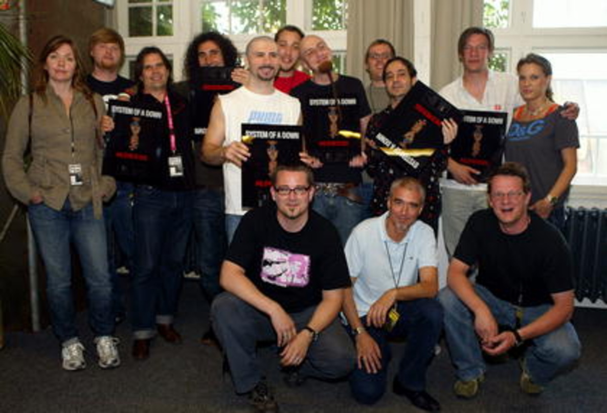 Freuen sich über das Edelmetall: die Band und das Sony-BMG-Team