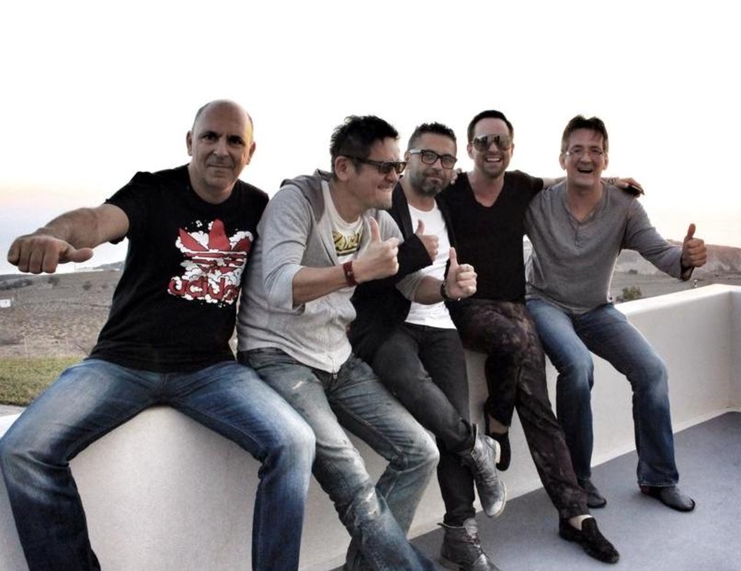 Trafen sich auf Santorini (von links): Kostas Kalimeris (Studiobesitzer), Hide Nakamura, Leonidas Chantzaras, Andreas Carlsson (alle Songwriter) und Jens Markus Wegener (Imagem)
