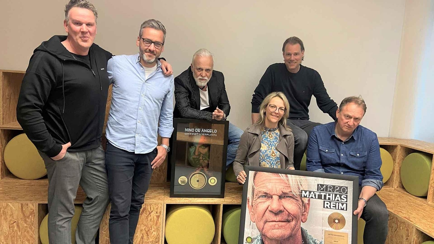 Goldig (von links): Uli Mücke (Berater Music for Millions), Arndt Sedler (Senior Director Marketing RCA & Ariola Sony Music), Nino de Angelo, Ute Henzgen (General Director Sales, Ad Allian...