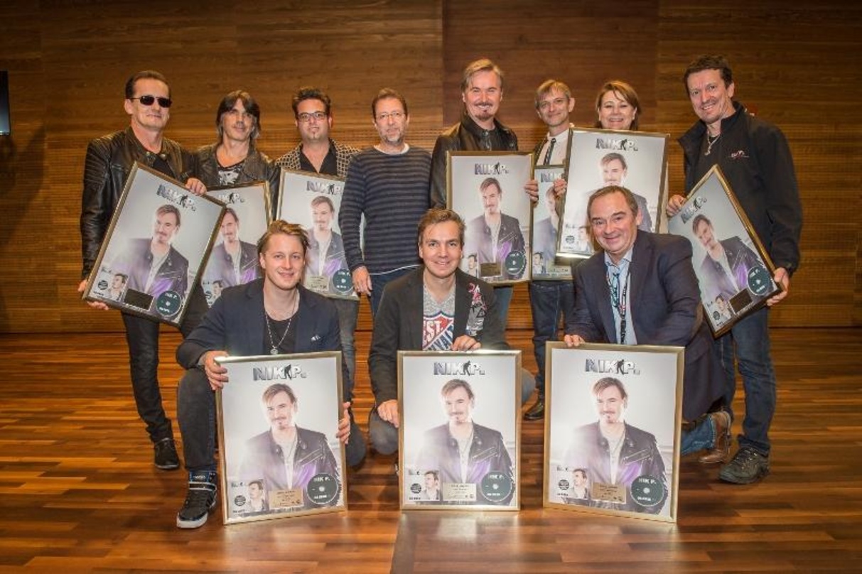 Feierten in Wien (hinten von links): Mario Strauss, Willi Ganster, Chris Seiner, Peter Schilling (Director AOR Lablegroup), Nik P., Yosev Düregger, Gaby Narat (Produktionsleitung Showfacto...