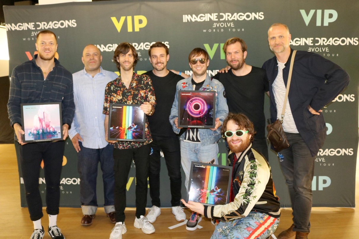 Mit reichlich Platin und Gold im Gepäck (hinten, von links): Dan Reynolds (Imagine Dragons), Ulf Zick (Managing Director Universal Music International), Daniel Sermon (Imagine Dragons), Vi...