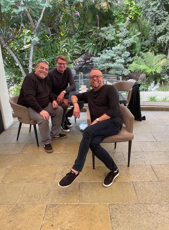 Beim Vetragsabschluß (von links): Kenneth Karlin, Hein van der Ree (Pythagoras) und Carsten Schack