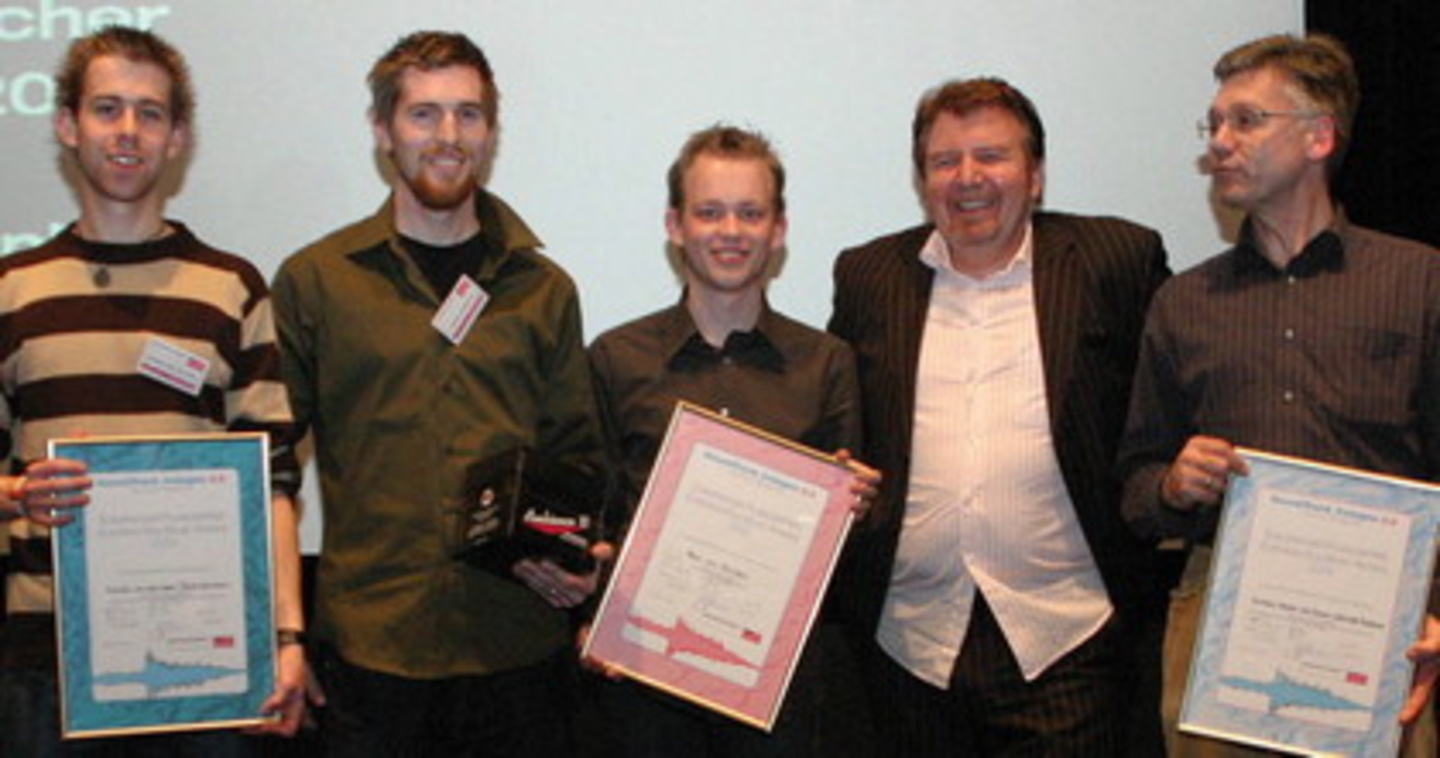 09a373bd7d7b8c1b78168ac5d6d66876fbf4cfc24ffb4a924fcb829eee6bd0b3 Ausgezeichnet: die Award-Sieger mit Moderator Steve Blame (2. v.r.)||Ausgezeichnet (v.l.n.r.): Die Preisträger Ronnie van der Veer, Jesse Koolhaas und Paul van Vulpen mit Moderator Steve B...