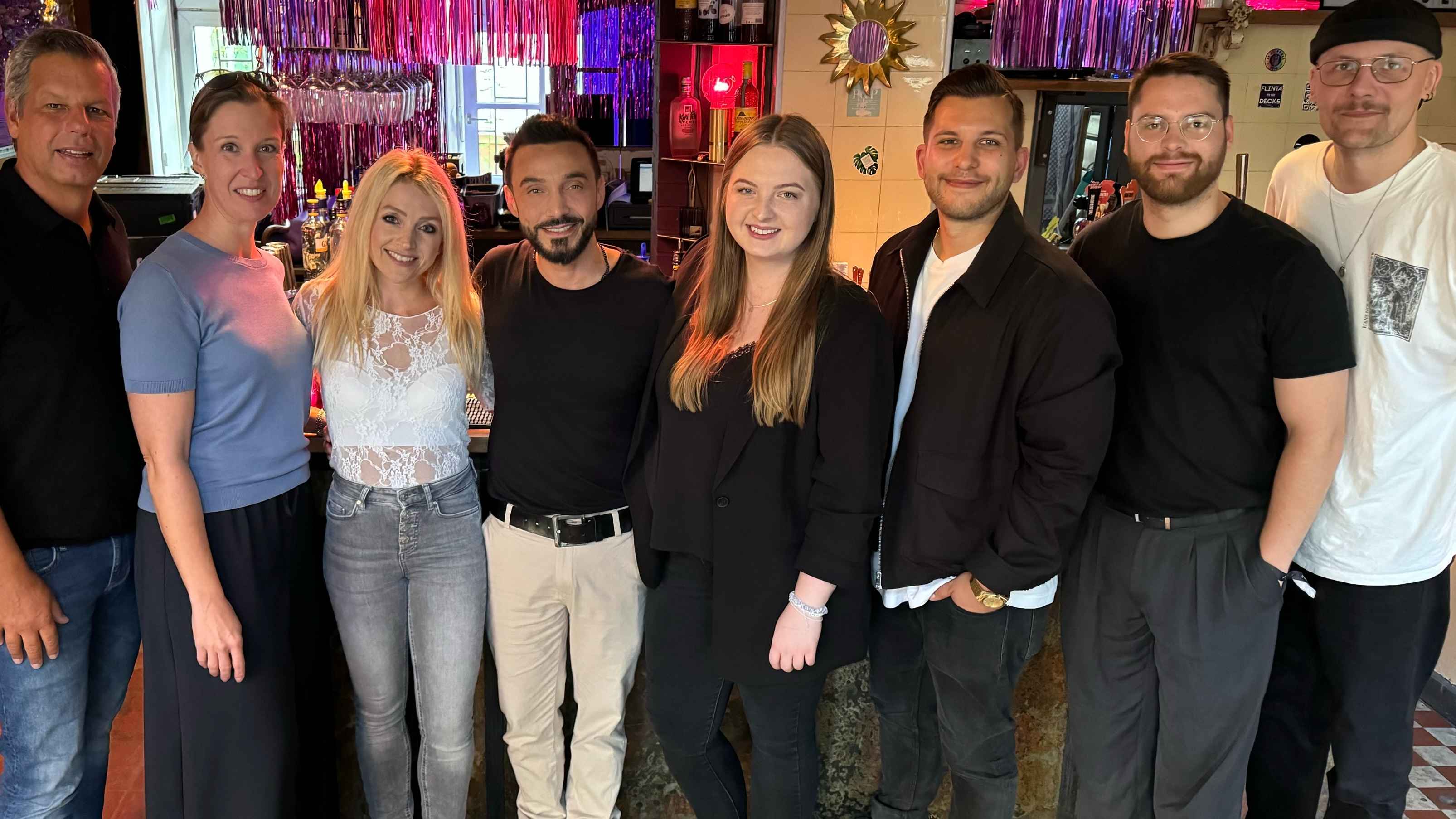Besiegelten die Zusammenarbeit in München (von links): Ken Otremba (Geschäftsführer), Birte Goldbrunner (Senior Director Marketing & Promotion, alle Telamo), Cat, Vito, Elisa Rohlfs (Produ...