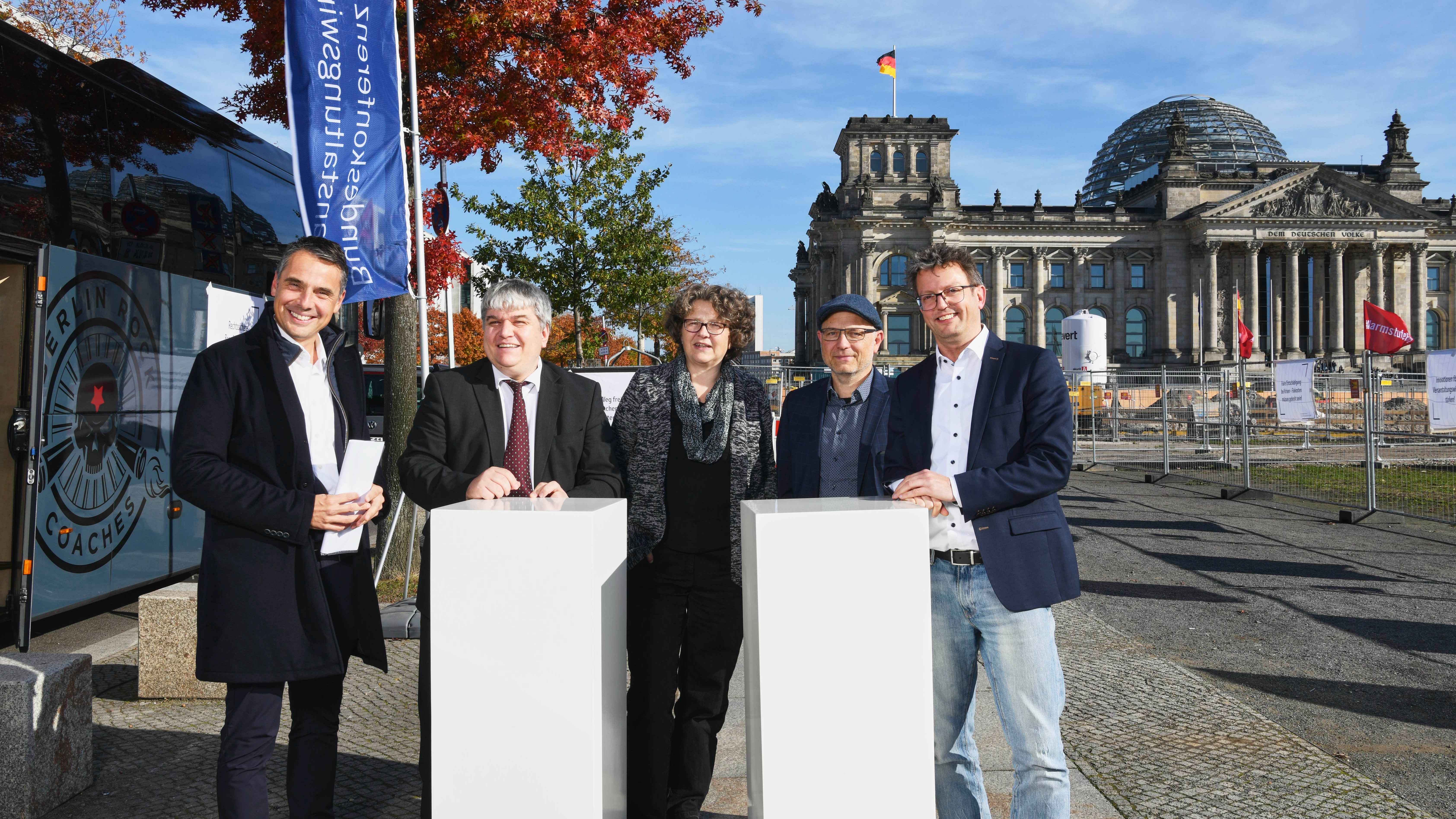 09a70ac3 f493 4a7b a534 ae6cd958d26c In der Hauptstadt (von links): Christian Eichenberger (Bundeskonferenz), MdB Stefan Schmidt, MdB Anja Liebert (beide Grüne), Marcel Fery und Alexander Ostermaier (beide Bundeskonferenz).