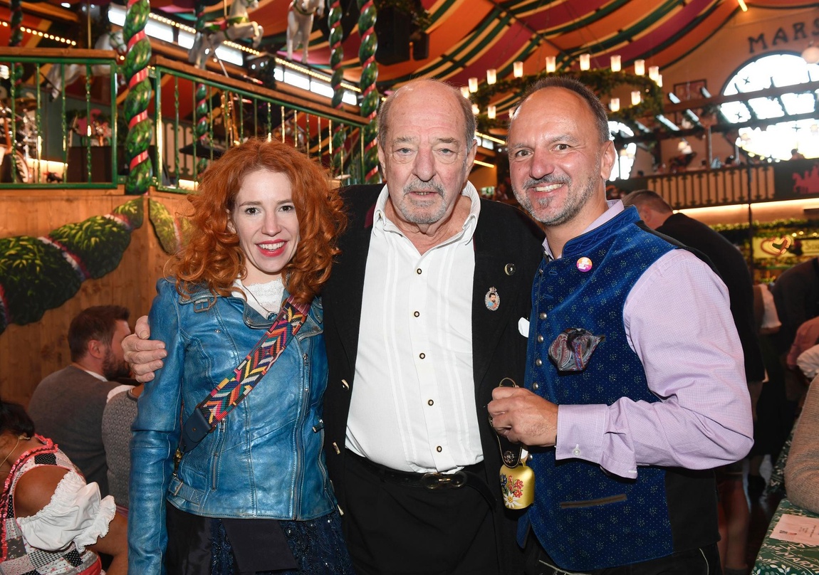 Genossen den Wiesn-Abend (von links): Laura und Ralph Siegel sowie Marko Tomazin (Gute Laune TV)