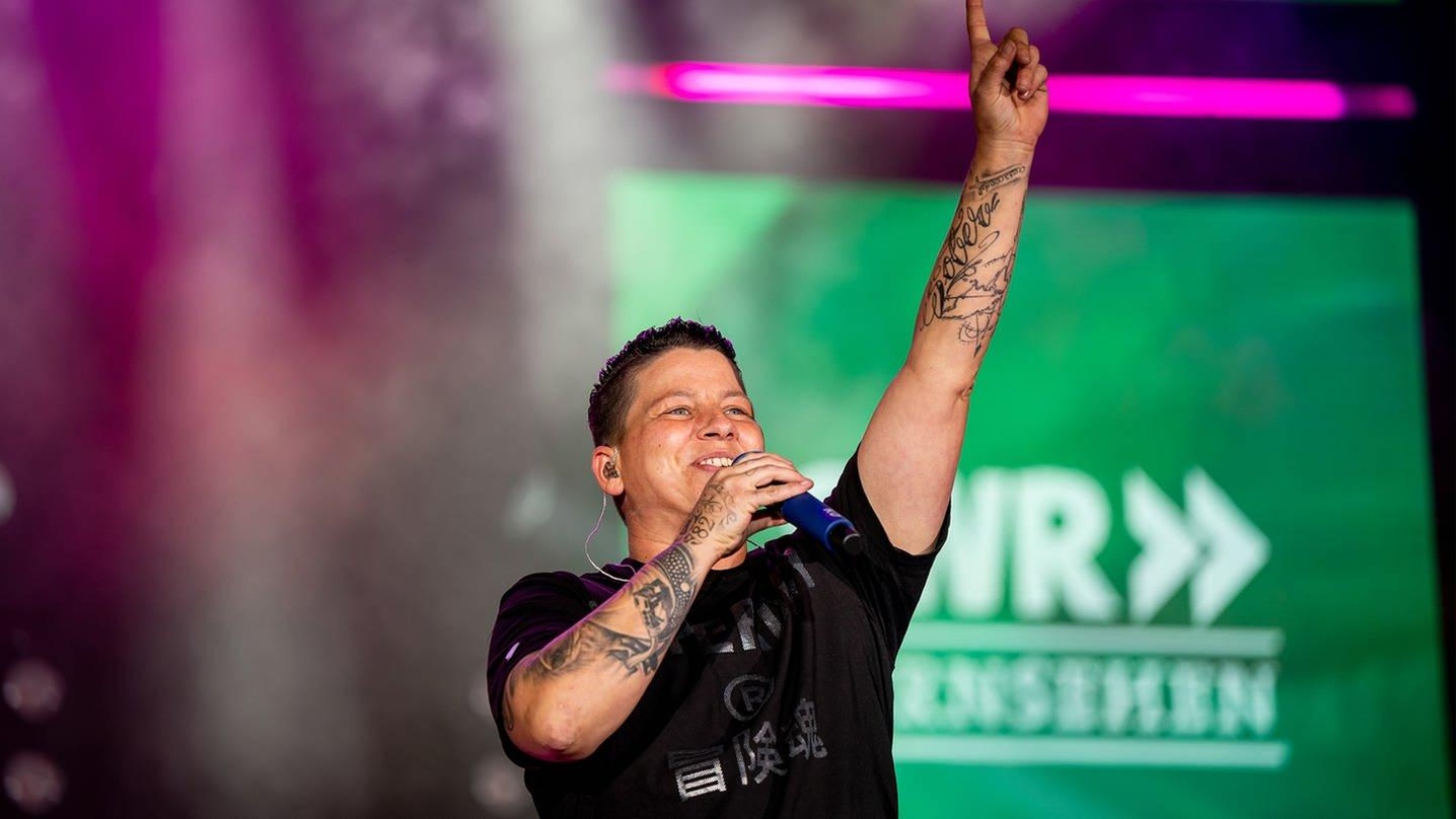 Auf der Bühne beim SWR4 Schlagerfest, das den Auftakt des SWR Sommerfestivals bildete: Kerstin Ott