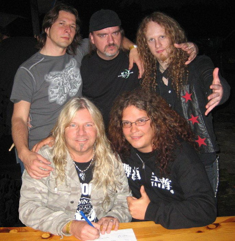 Arbeiten künftig zusammen: Markus Wosgien (A&R AFM Records, vorne l.) und Sinner