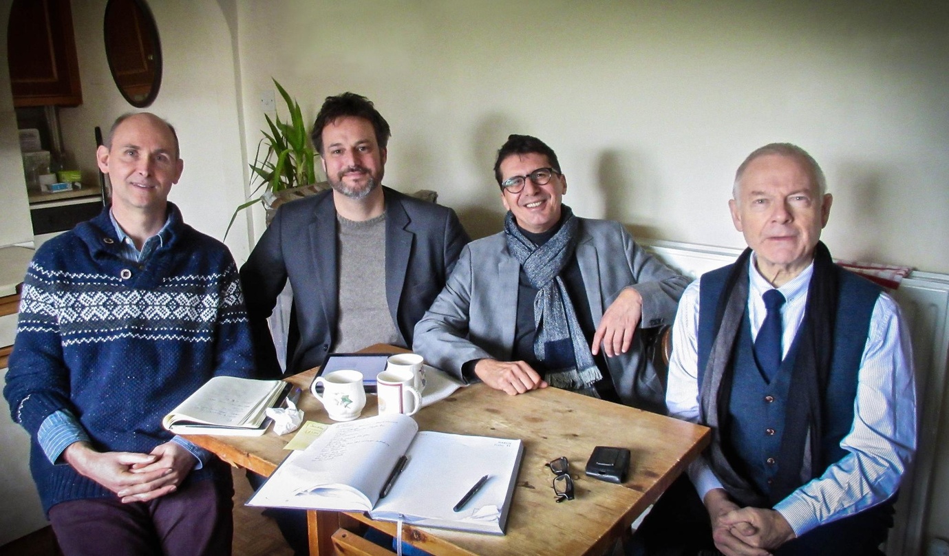 Bei der Vertragsunterzeichnung (von links): David Singleton (Managing Director DGM), Lindsay Jones, Alexander Seidl (beide Aviator) und Robert Fripp (King Crimson)