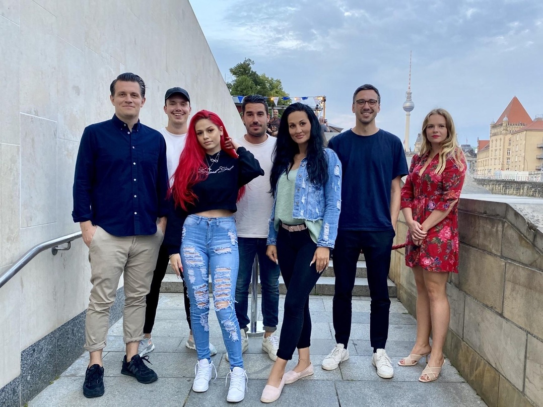 Machten den Deal perfekt (von links): Thomas Vidovic (Managing Director Universal Music Publishing Germany), Amon Diederich (Jr. Manager A&R Universal Music Publishing), badmómzjay, Moritz...