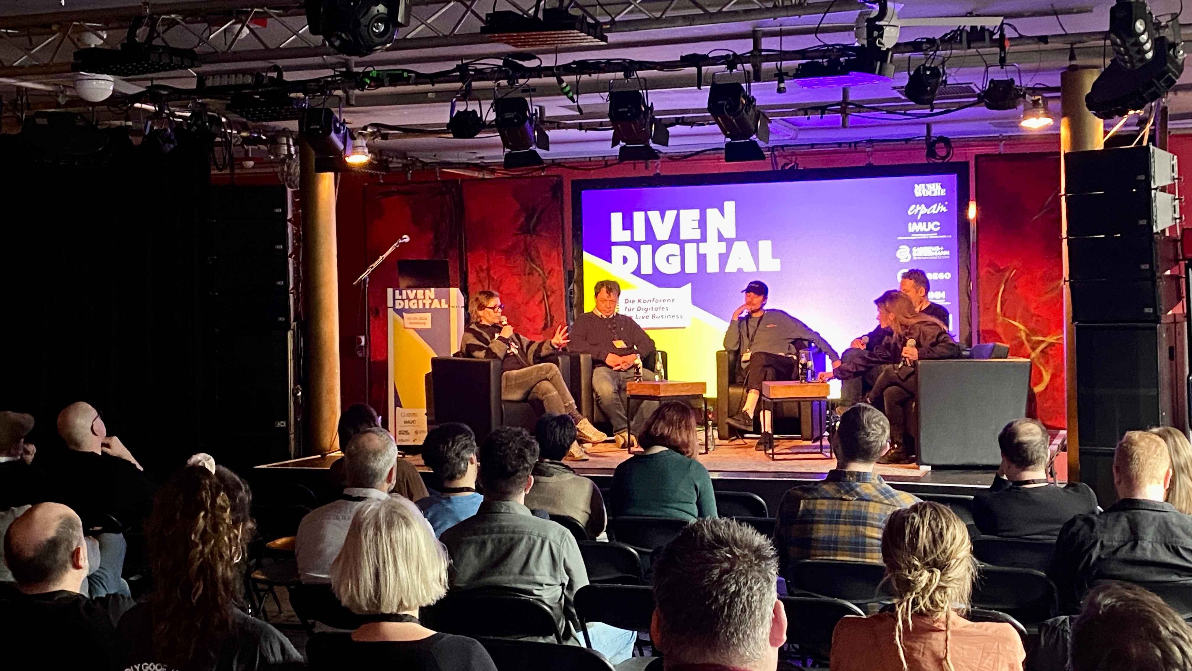 Diskutierten in der Hamburger Markthalle (von links): Stefan Reichmann (Haldern Pop), Johannes Jacobi (Höme – Für Festivals), Pamela Schobeß (Gretchen Berlin) und John Schierhorn (Stiftung...