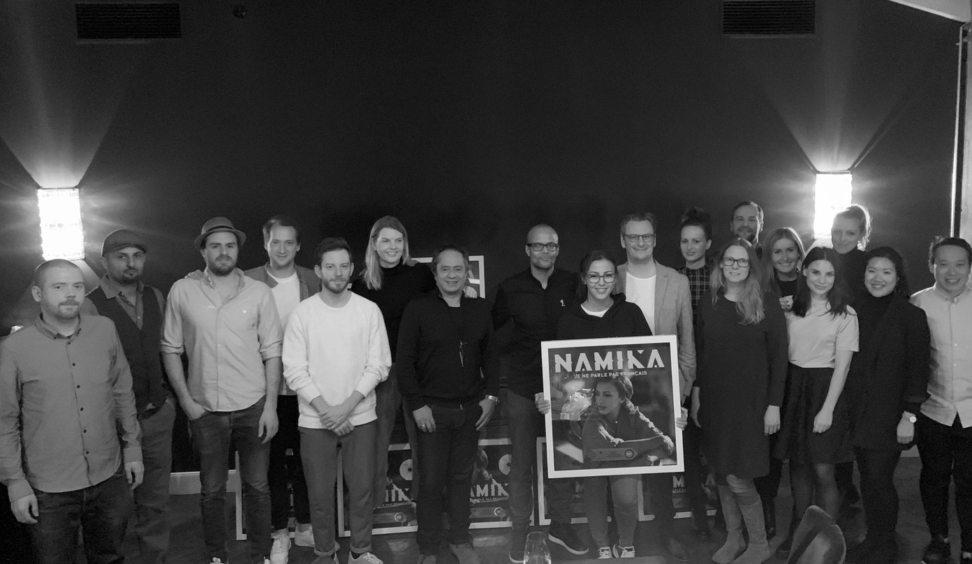 Mit Platin ausgezeichnet: Namika (mit Award) zwischen Patrick Mushatsi-Kareba (CEO Sony Music GSA, links neben der Künstlerin) und Konrad Sommermeyer (Managing Director Jive, rechts neben ...