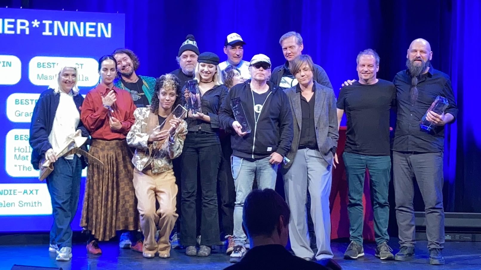 Auf der Bühne des Schmidts Tivoli: die Sieger:innen der VIA VUT Indie Awards 2025
