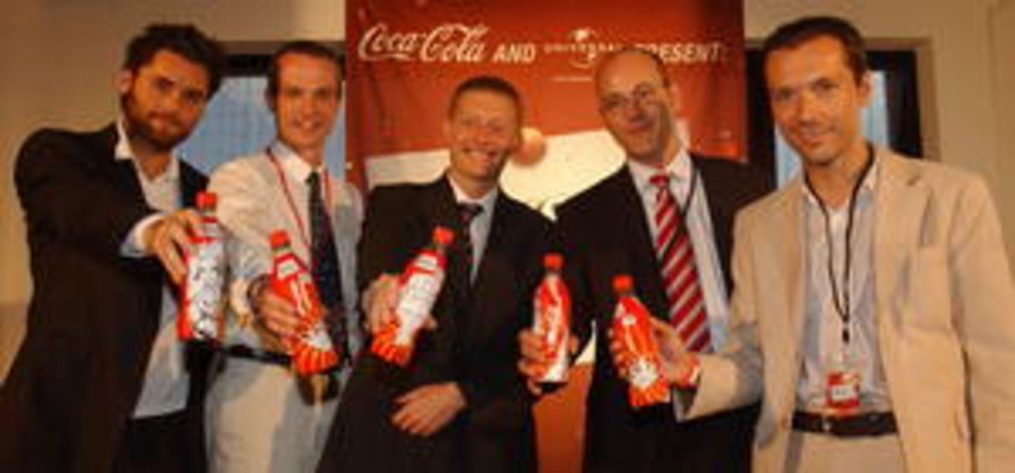 Zeigen Flasche für die gemeinsame Sache (v.l.n.r.): Zeh, Thomas Laker (PR-Referent SOS Kinderdorf), Burggraeve, Roland Mergenmeier (Senior PM Coca-Cola) und UMG-Chef {mlbipers.3192.Joachim...