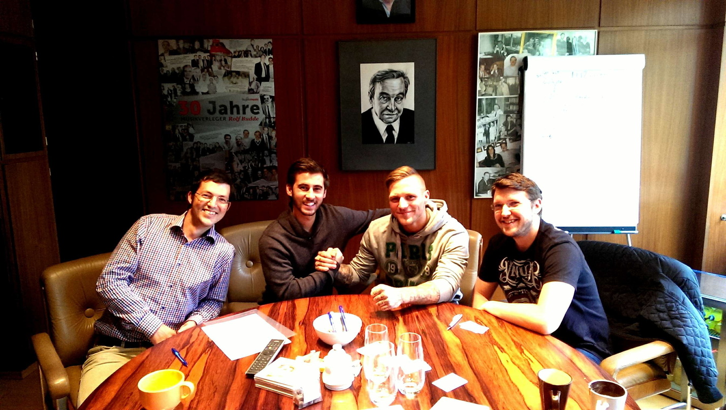 Unterzeichneten den Deal im Berliner Büro von Budde Music (von links): Kolja Spohn, Benjamin Budde (beide Budde Music), Kontra K und Michael Schernthaner (Management Kontra K)