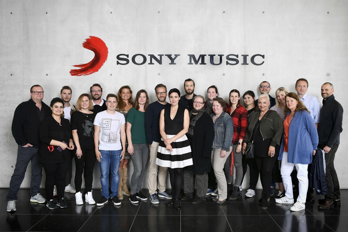 Versammelten sich im Bürogebäude von Sony Music in München (von links): Richard Hörmann (Geschäftsführer Barracuda Music), Mirel Gharibo (Head of Marketing & Promotion Frontline Sony Music...