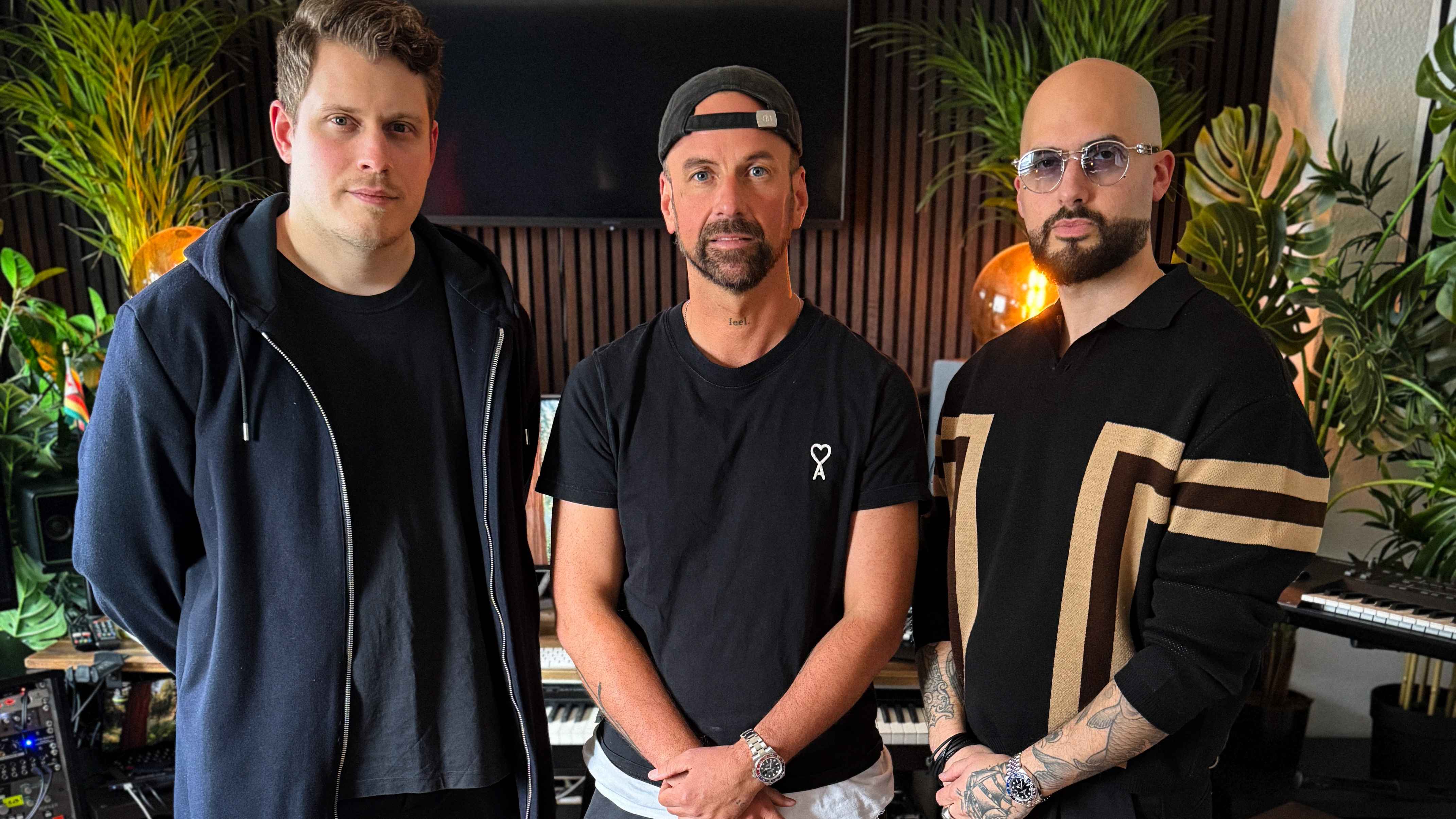 Besiegelten den Vertrag (von links): Michael Demmers (apmd. Management), Joel Brandenstein und Alexandre Pantalacci (apmd. Management).