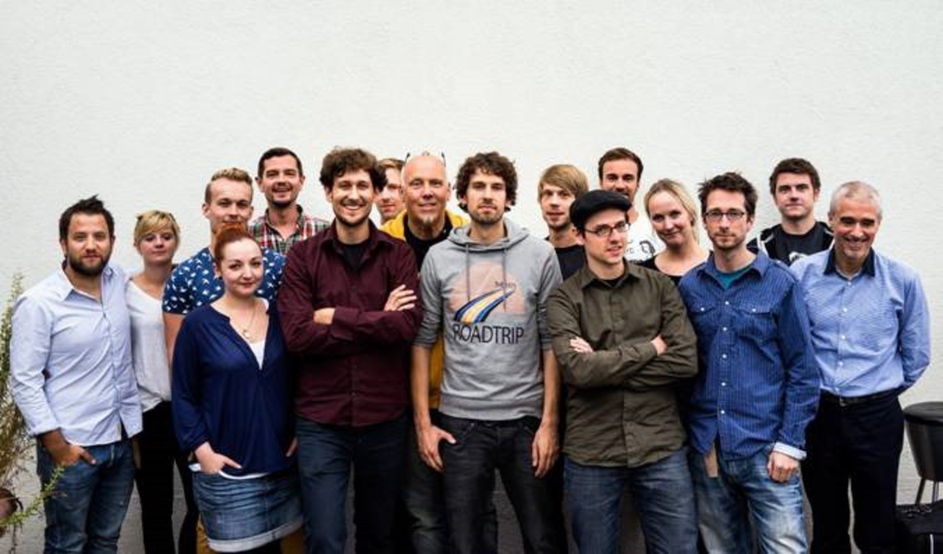 Trafen sich Zur Vertragsunterzeichnung: Phrasenmäher, ihr Management und die Partner von Sony Music Domestic und flowfish music (Bild: Sony Music)||Trafen sich zur Vertragsunterzeichnung (...