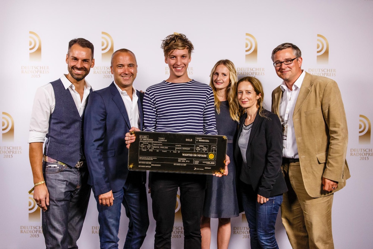 0aa12d186edf31f5fcefd19f6bd0cc76fbd873bcec579e1969916c83edd92738 Bei der Awardübergabe: Florian Ziesmer, Stefan Goebel, George Ezra, Lena Gerecke, Carina Grace und Mathias Blühdorn