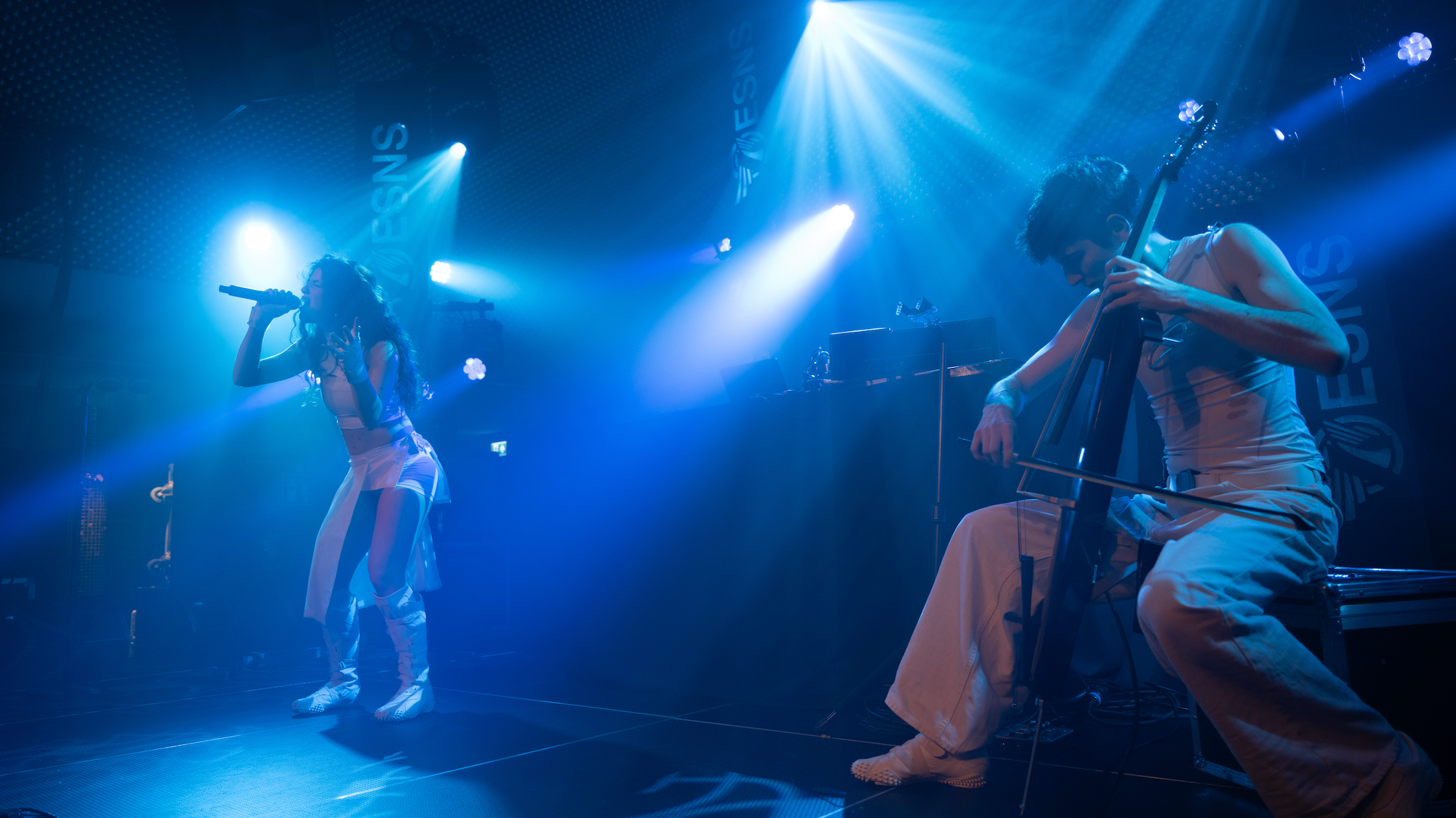 2025 noch für Deutschland beim ESC, nun mit Unterstützung von Austrian Music Export beim ESNS: das Wiener Electro-Pop-Duo Abor & Tynna a, 15. Januar 2026 auf der Bühne des Huize Maas in Gr...