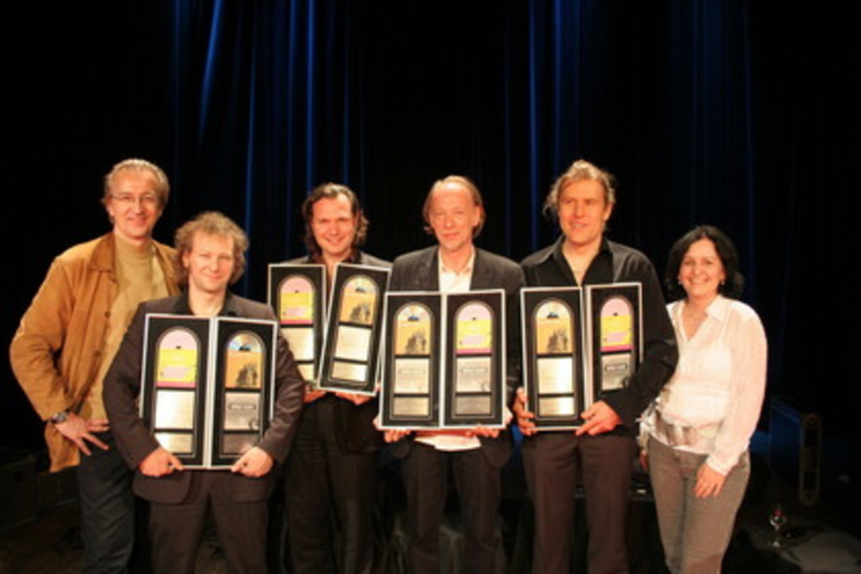 Feierten doppelten Awardgewinn (v.l.n.r.): Georg Löffler, Quadro Nuevo alias Andreas Hinterseher, Mulo Francel, Robert Wolf und D.D. Lowka sowie Michèle Claveau