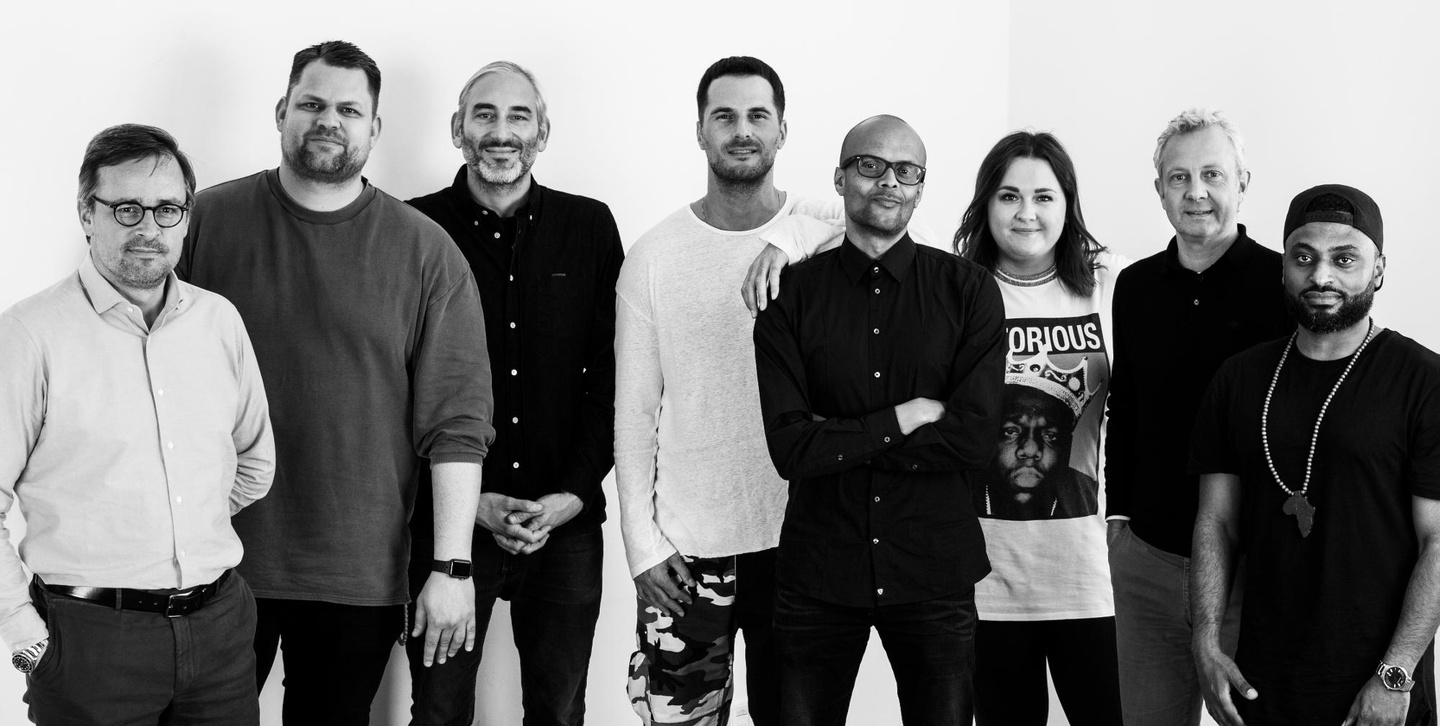 Neue Partner: Elvir Omerbegovic (4. von links, President of Urban Sony Music Germany) und das Team von Sony Music um Patrick Mushatsi-Kareba (5. von links, CEO Sony Music GSA)